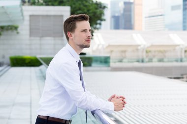 Beyaz tişörtlü beyaz yakışıklı işadamı