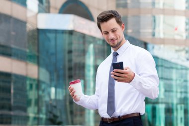 Beyaz tişörtlü beyaz yakışıklı işadamı