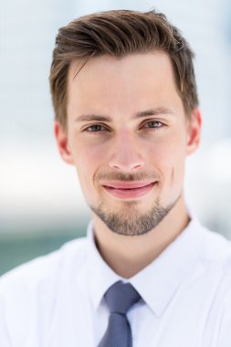 Beyaz tişörtlü beyaz yakışıklı işadamı