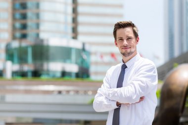 Beyaz tişörtlü beyaz yakışıklı işadamı