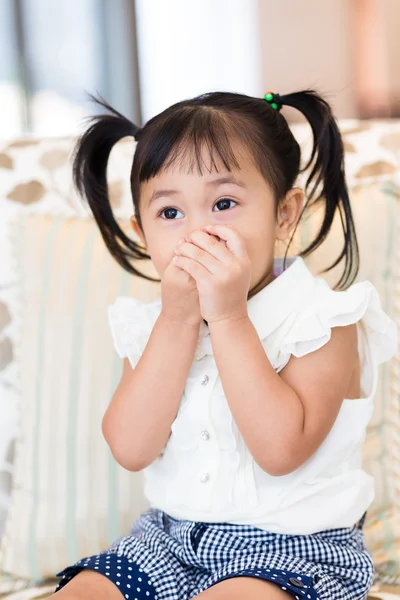 Mignon petit asiatique bébé fille — Photo