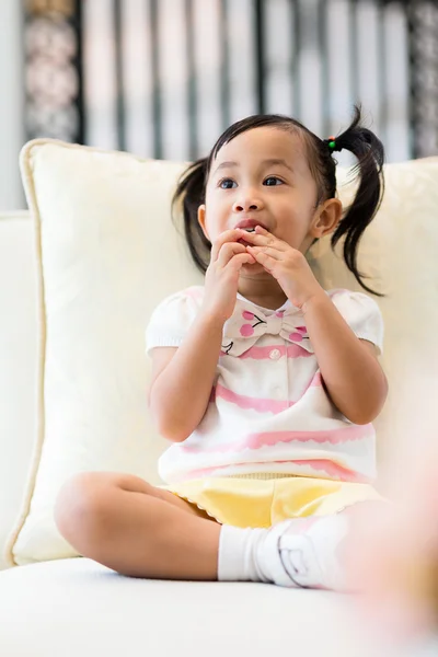 Söta lilla asiatiska baby girl — Stockfoto