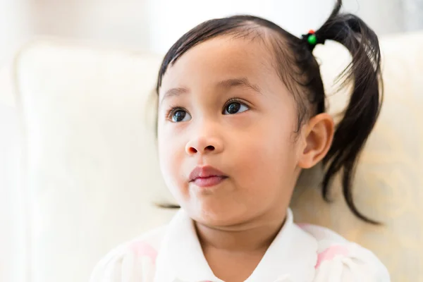 Мила маленька азіатська дівчинка — стокове фото