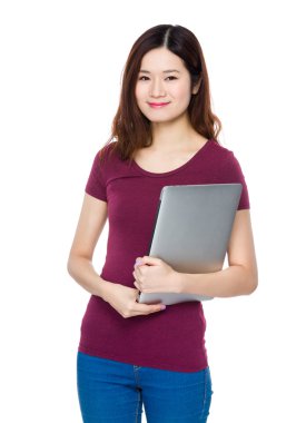 kırmızı t-shirt Asyalı genç kadın