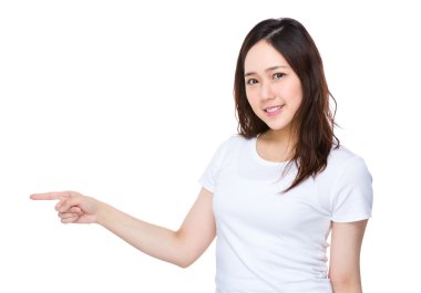 Beyaz t-shirt Asyalı genç kadın