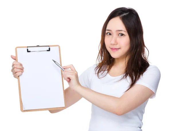 Mujer joven asiática en camiseta blanca — Foto de Stock