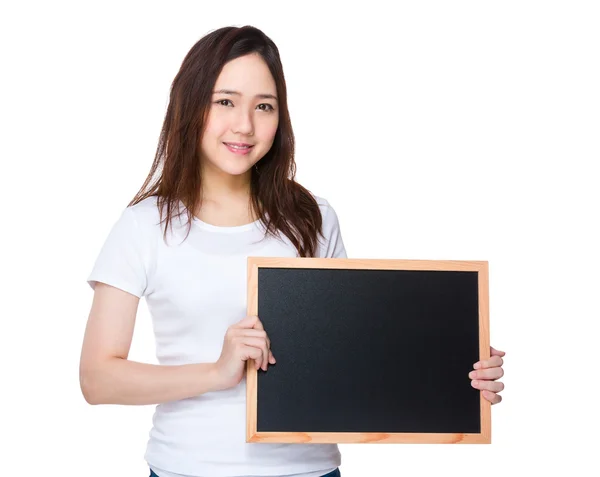 Mujer joven asiática en camiseta blanca — Foto de Stock