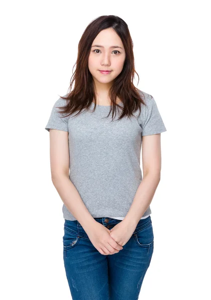 Asiatique jeune femme en gris t-shirt — Photo