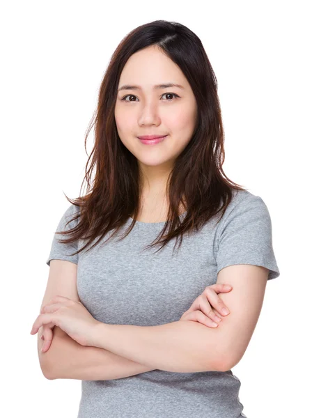 Азіатська молода жінка в сірій футболці — стокове фото
