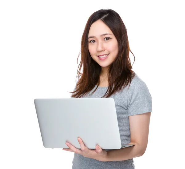 Asiatische junge Frau im grauen T-Shirt — Stockfoto