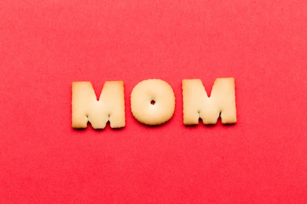 Word mom cookie over the red background — Zdjęcie stockowe