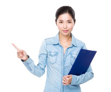 Asyalı kadın tutun dosya yönetim kurulu ve parmak ile işaret