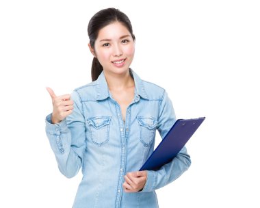 Pano ve başparmak ile Asyalı kadın