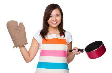 tencere ve fırın eldiveni tutan ev kadını