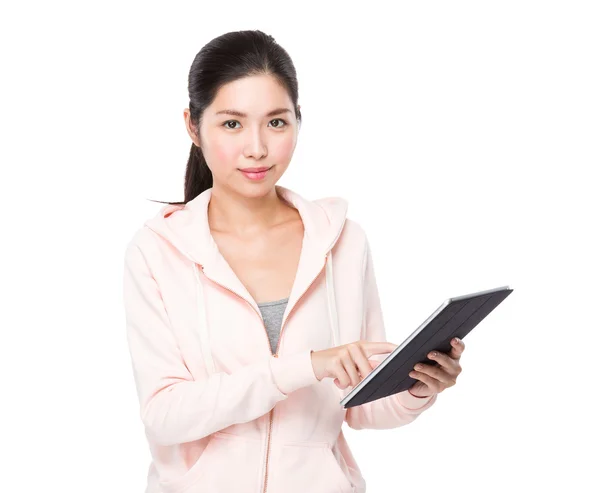 Mujer asiática joven usando tableta pc — Foto de Stock