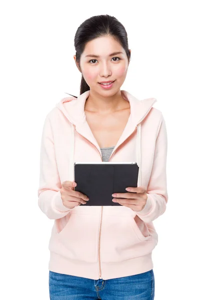 使用 tablet pc 的年轻亚裔女子 — 图库照片