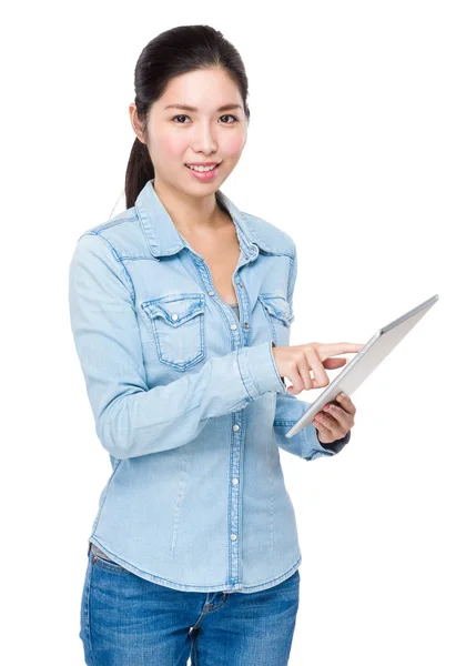Mulher asiática usando tablet digital — Fotografia de Stock