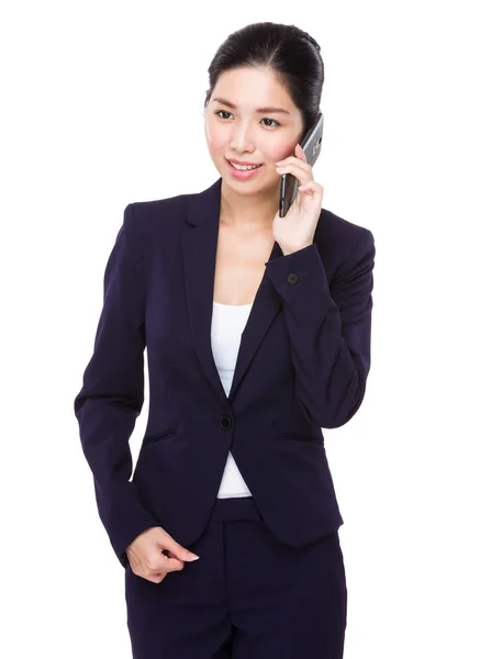 Asiática empresária falando com celular — Fotografia de Stock