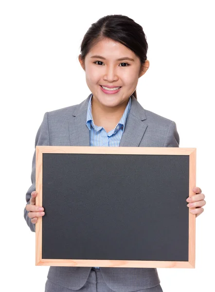 Aziatische zakenvrouw met schoolbord — Stockfoto