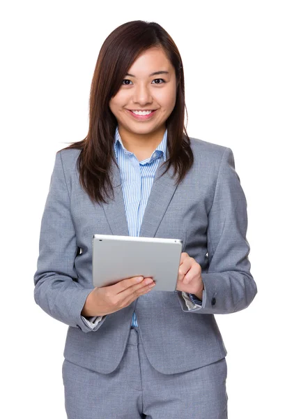 Mujer de negocios asiática usando la tableta digital —  Fotos de Stock