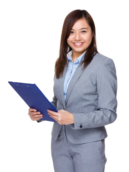 Young businesswoman holding clipboard — Stock Photo, Image