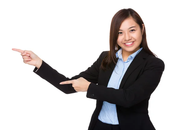 Junge Geschäftsfrau mit zwei Fingern zeigt nach oben — Stockfoto