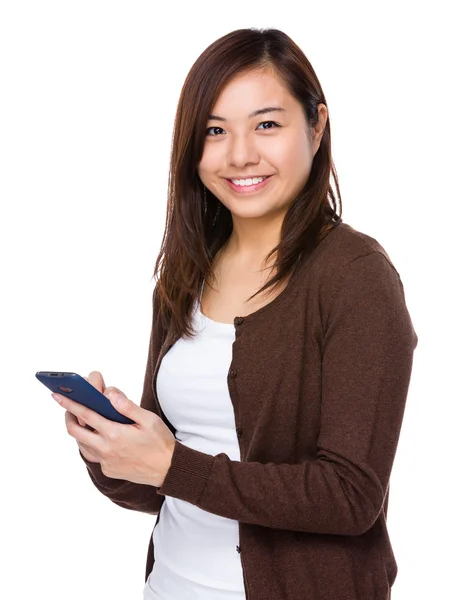 Vrouw met behulp van de mobiele telefoon — Stockfoto