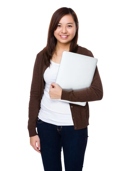 Asiatisk kvinna anläggning laptop — Stockfoto