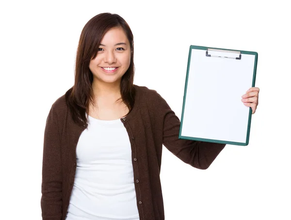 Mujer joven mostrando portapapeles — Foto de Stock