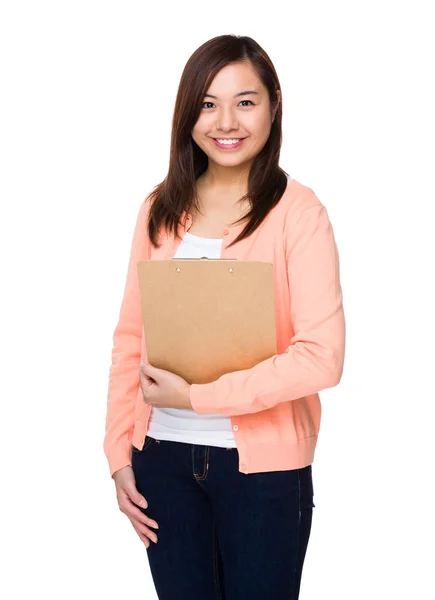 Asiatique femme avec presse-papiers — Photo