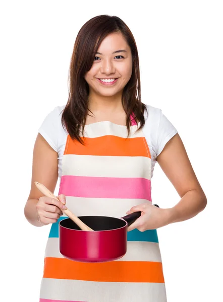 Азиатская домохозяйка с помощью кастрюли — стоковое фото