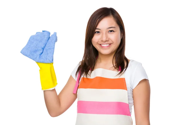 Asiatische Hausfrau mit Plastikhandschuh und Lappen — Stockfoto