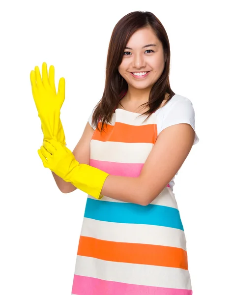 Junge asiatische Hausfrau mit Plastikhandschuhen — Stockfoto