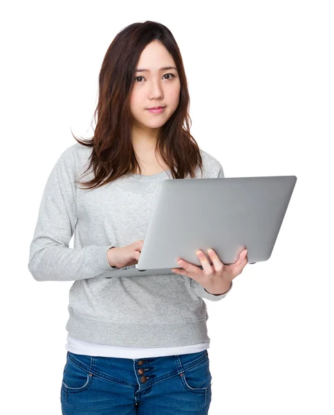 Asiatisk kvinna använder bärbar dator — Stockfoto