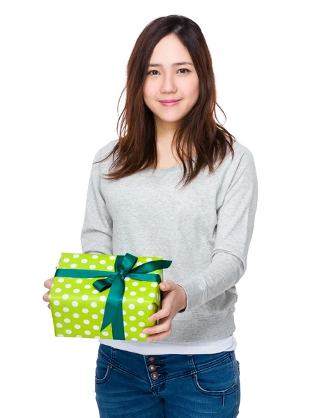 Young asian woman with gift box — Stock Photo, Image