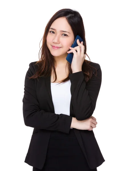 Asiatisk forretningskvinne som snakker i mobiltelefon – stockfoto