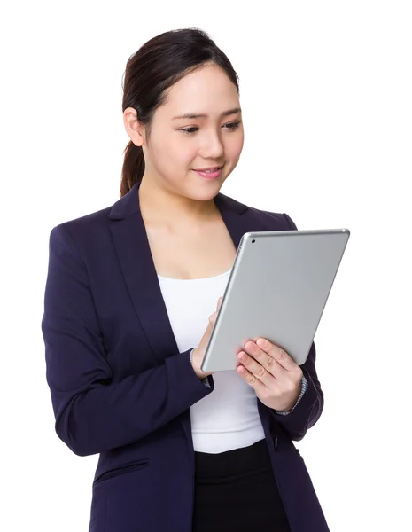 Aziatische zakenvrouw met behulp van digitale Tablet PC — Stockfoto