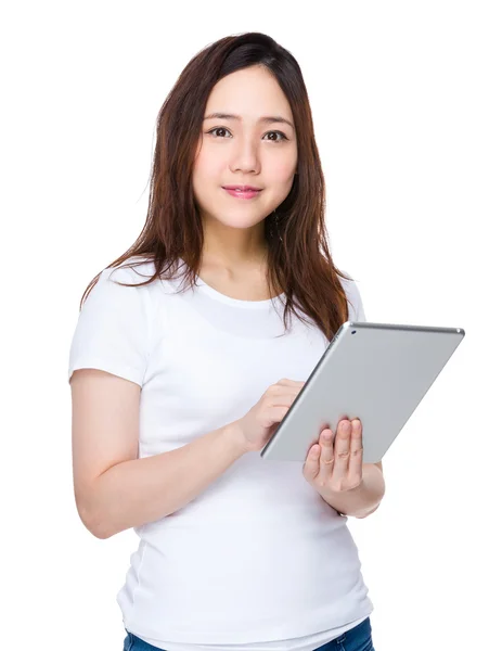 Asiatische Mädchen mit digitalem Tablet — Stockfoto