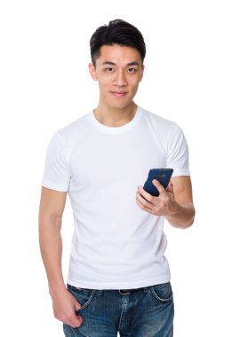 Belgili tanımlık smartphone kullanan Asyalı adam