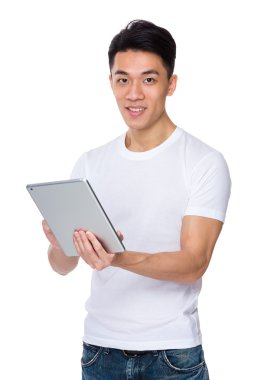 Genç Asyalı adam dijital tablet kullanma