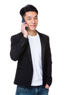 Asyalı işadamı cep telefonuyla konuşuyor