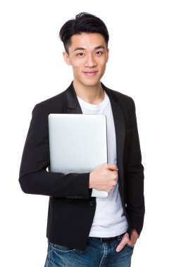 Dizüstü bilgisayar ile genç Asyalı işadamı