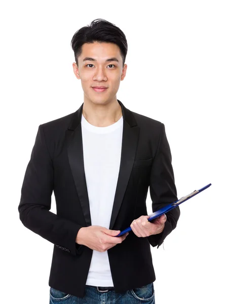 Молодой азиатский бизнесмен с планшетом — стоковое фото