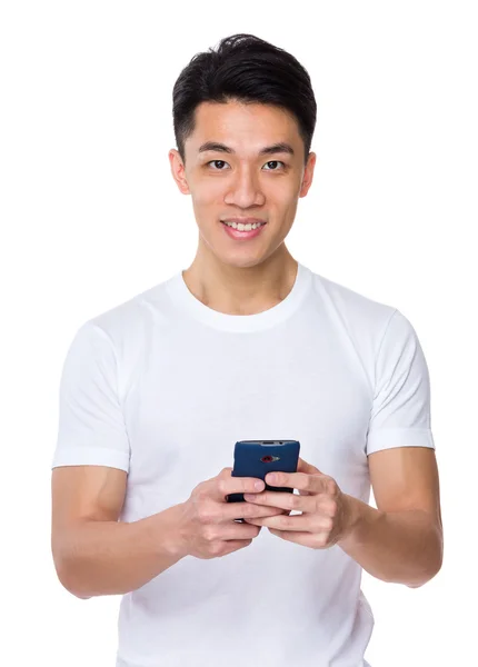 Asiatische junge Mann mit dem Handy — Stockfoto