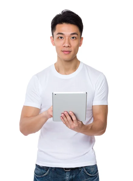 Asiatiska man använda digital TabletPC — Stockfoto