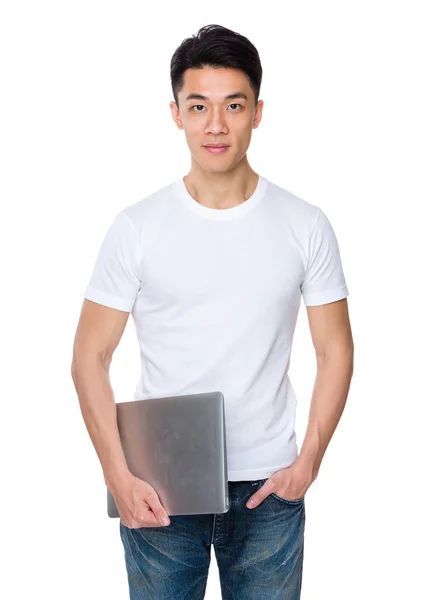 Jonge Aziatische man bedrijf laptop — Stockfoto