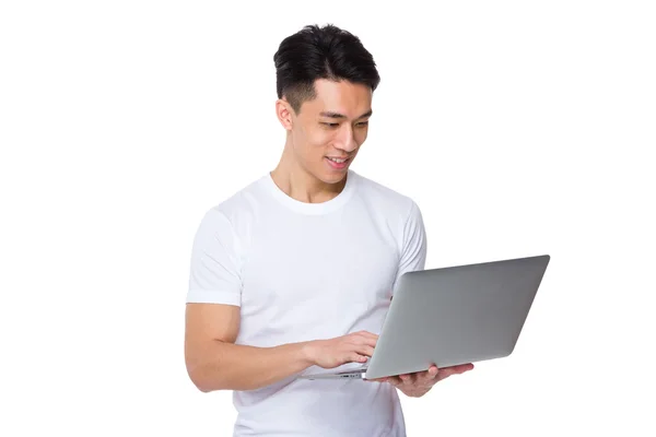 Azjatycki człowiek przy użyciu komputera przenośnego — Zdjęcie stockowe
