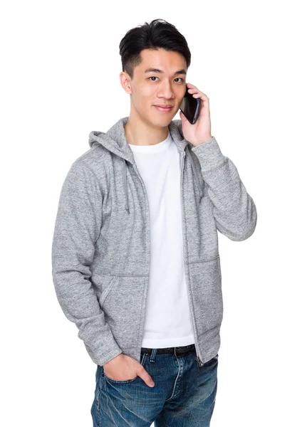 Asiatiska ung man pratar med mobiltelefon — Stockfoto