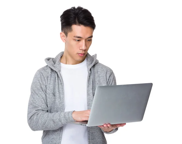 Dizüstü bilgisayar kullanan genç adam — Stok fotoğraf