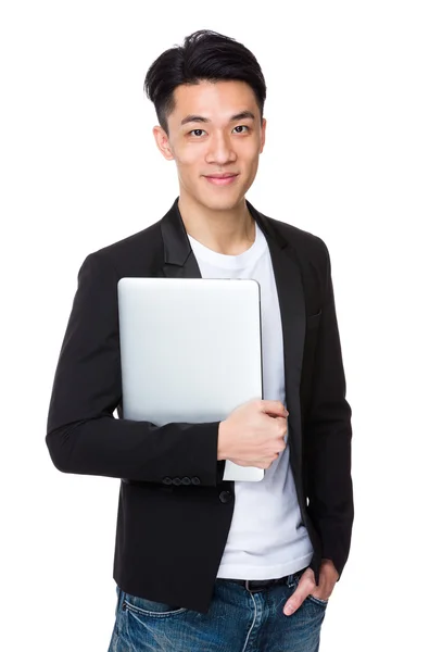 Junger asiatischer Geschäftsmann mit Laptop — Stockfoto